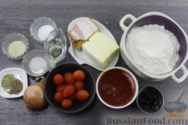 Пицца с беконом, маслинами, помидорами черри и моцареллой