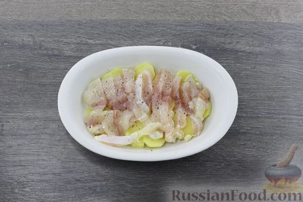 Картофельная запеканка с рыбой и сыром, под соусом бешамель