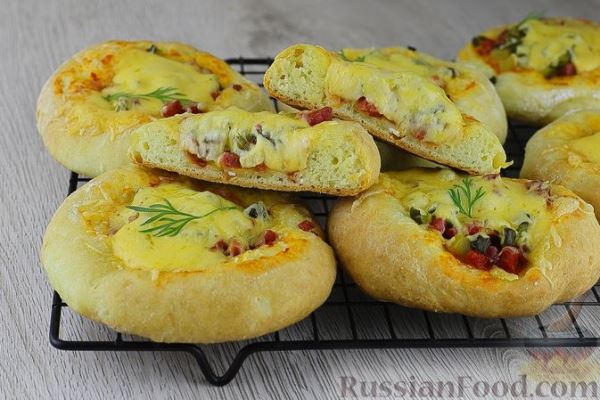 Творожные мини-пиццы с колбасой и маринованными огурцами