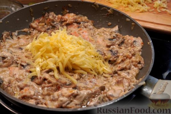 Жюльен с креветками, грибами и сыром