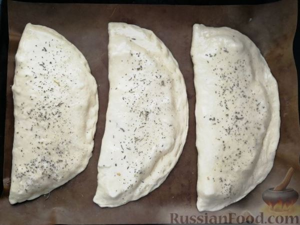 Кальцоне с копчёной колбасой и сыром