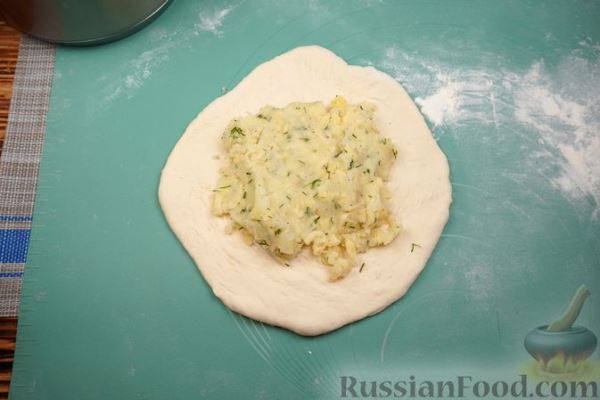 Дрожжевые пироги-лепёшки с картофельно-сырной начинкой (без яиц)