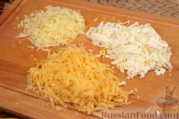 Белая пицца с твёрдым и мягким сыром, брынзой и руколой