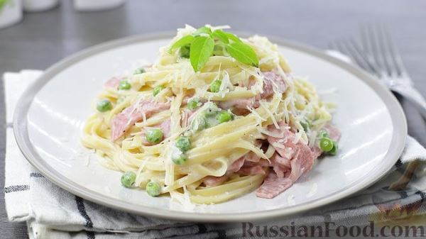 Паста в сливочно-сырном соусе с ветчиной и горошком