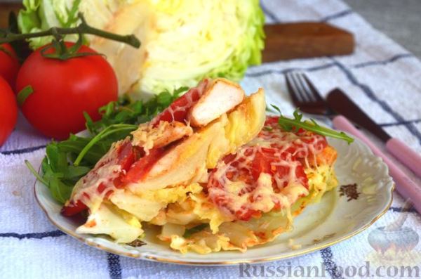 Молодая капуста, запечённая с курицей, помидорами и сыром