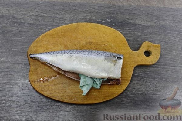 Солёная скумбрия с укропом, свёклой и горчичным соусом