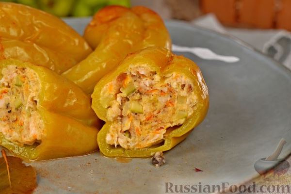 Фаршированные перцы с курицей и кабачками (без риса)