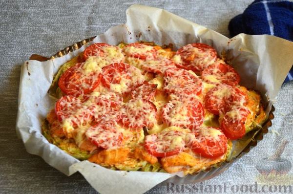 Молодая капуста, запечённая с курицей, помидорами и сыром