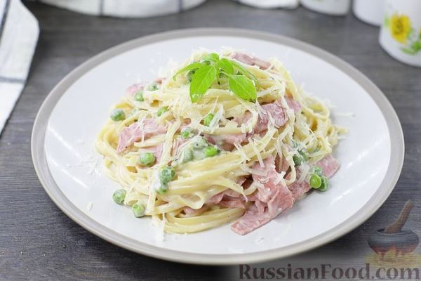 Паста в сливочно-сырном соусе с ветчиной и горошком