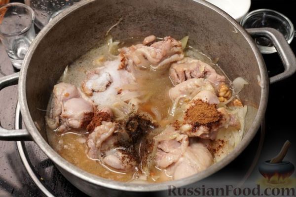 Курица, тушенная в сливочно-винном соусе с орехами и корицей