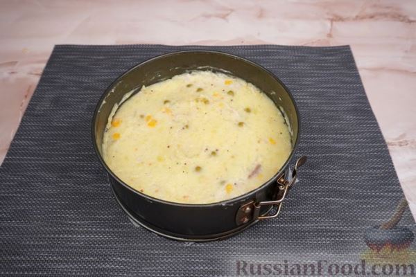 Пастуший пирог с рыбой, кукурузой и горошком