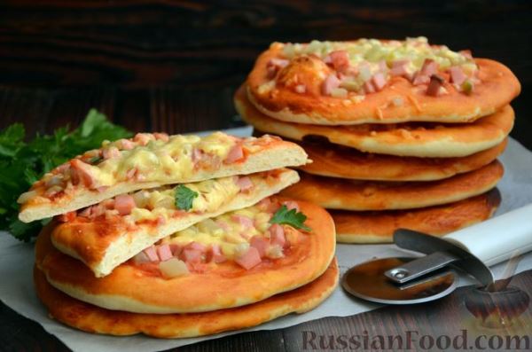 Пиццы "Школьные" с варёной колбасой, маринованными огурцами и сыром