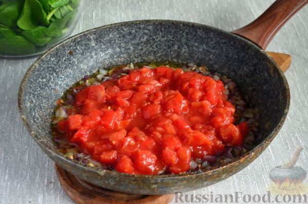 Спагетти с помидорами и шпинатом