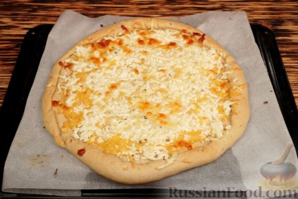 Белая пицца с твёрдым и мягким сыром, брынзой и руколой