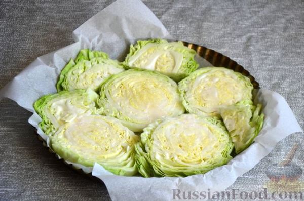 Молодая капуста, запечённая с курицей, помидорами и сыром