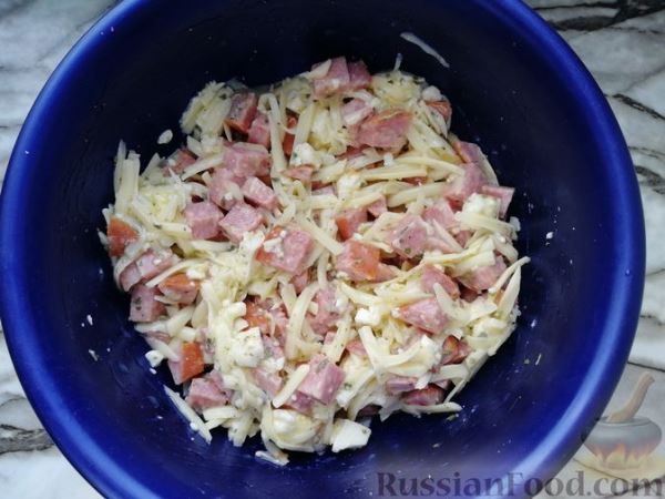 Кальцоне с копчёной колбасой и сыром